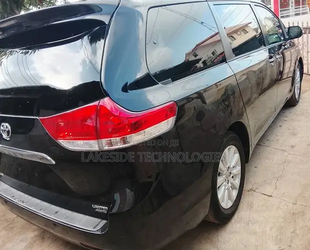 Toyota Sienna 2013 Black