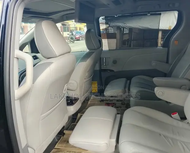 Toyota Sienna 2013 Black