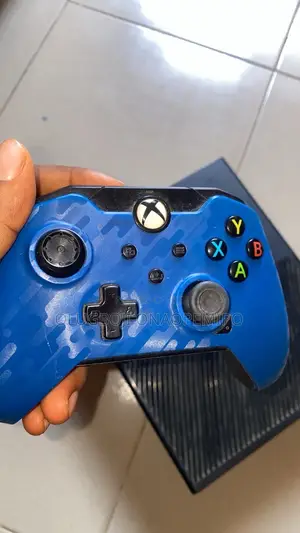 Xbox One 1tb 2 Controllers