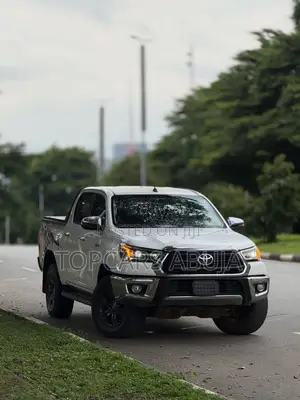 Toyota Hilux 2021 White