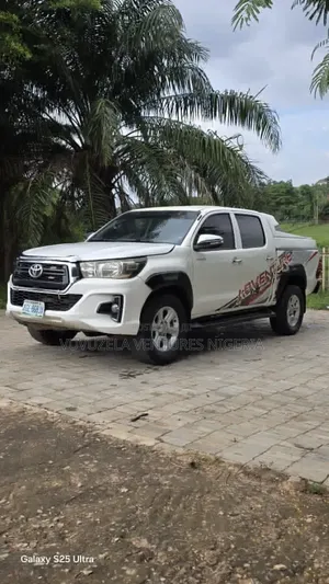 Toyota Hilux 2025 White
