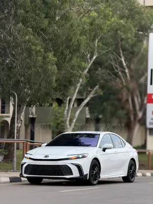 Toyota Camry SE 2025 White