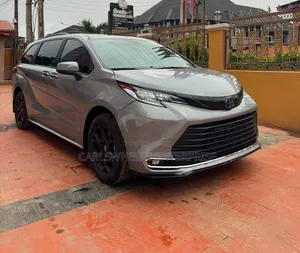 Toyota Sienna XLE Woodland Edition AWD 2025 Gray