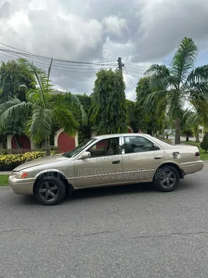 Toyota Camry 2000 Gold