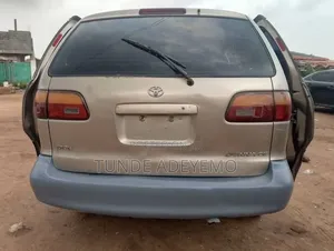 Toyota Sienna 2000 Gold