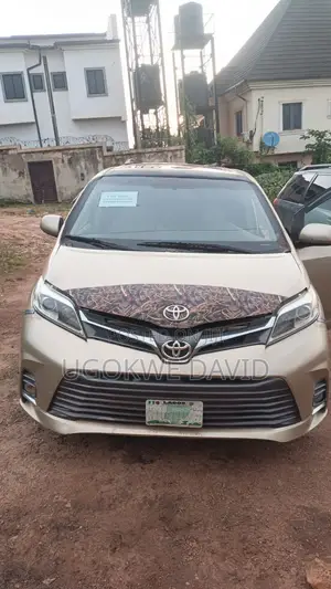 Toyota Sienna 2012 Gold
