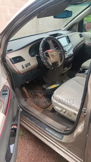 Toyota Sienna 2012 Gold