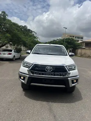 Toyota Hilux 2023 White