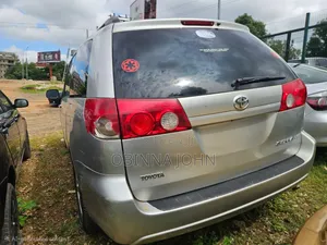 Toyota Sienna 2009 Silver