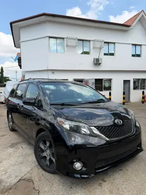 Toyota Sienna SE 8 Passenger 2012 Black