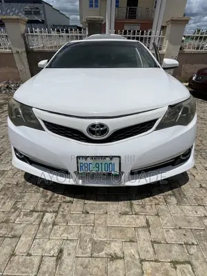 Toyota Camry SE 4dr Sedan (2.5L 4cyl 6A) 2013 White