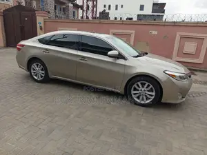 Toyota Avalon XLE Sedar FWD (3.5L 6cyl 6A) 2013 Gold