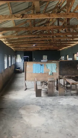 8bdrm Bungalow in Iganmu for sale