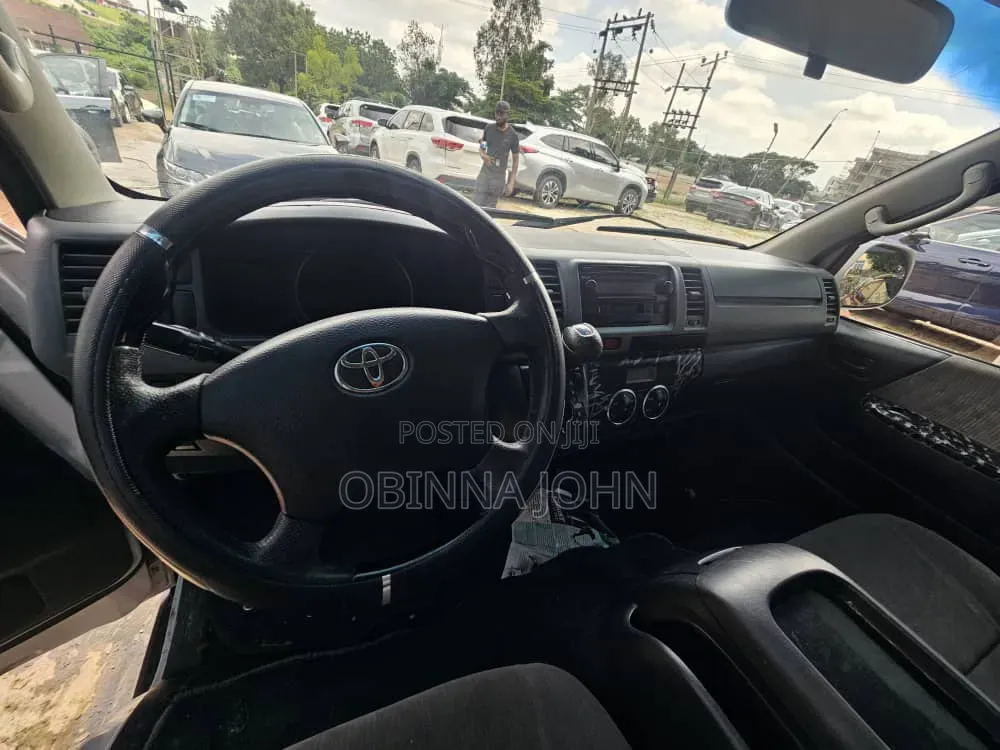 Toyota HiAce 2016 White