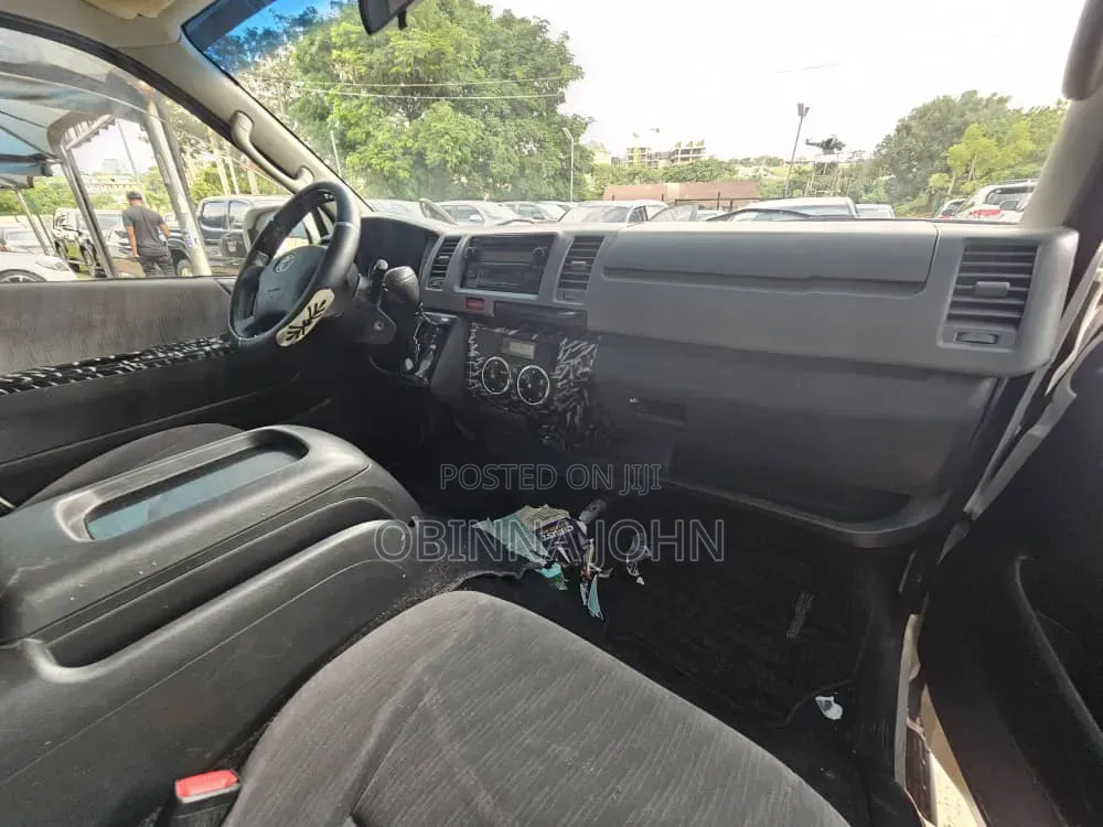 Toyota HiAce 2016 White