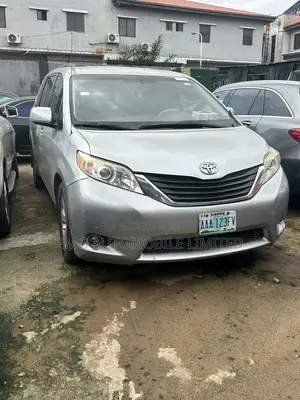 Toyota Sienna LE 8 Passenger 2011 Silver