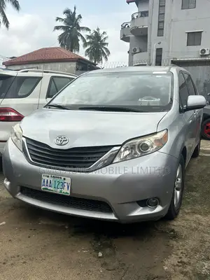 Toyota Sienna LE 8 Passenger 2011 Silver