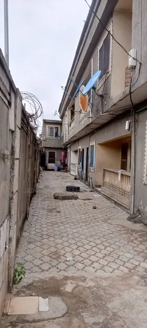 3bdrm Block of Flats in Onipetese Estate, Osapa london for sale