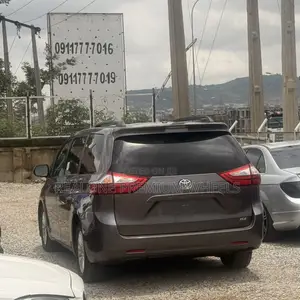 Toyota Sienna XLE 8 Passenger (3.5L 6cyl 6A) 2016 Gray
