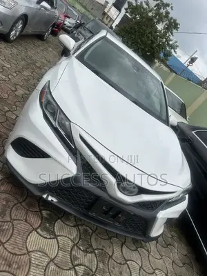Toyota Camry SE FWD (2.5L 4cyl 8AM) 2018 White