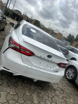 Toyota Camry SE FWD (2.5L 4cyl 8AM) 2018 White
