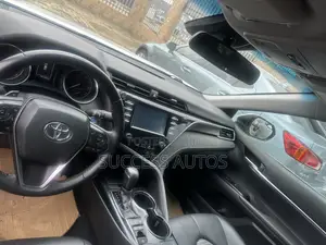 Toyota Camry SE FWD (2.5L 4cyl 8AM) 2018 White