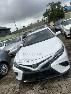 Toyota Camry SE FWD (2.5L 4cyl 8AM) 2018 White