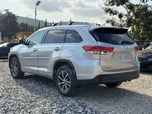 Toyota Highlander XLE 4x4 V6 (3.5L 6cyl 8A) 2018 Silver