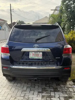Toyota Highlander SE 2011 Blue