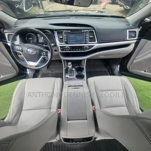 Toyota Highlander XLE 4x4 V6 (3.5L 6cyl 8A) 2017 Black
