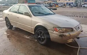 Toyota Camry 2000 Gold