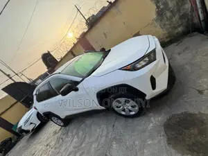 Toyota RAV4 LE FWD 2019 White