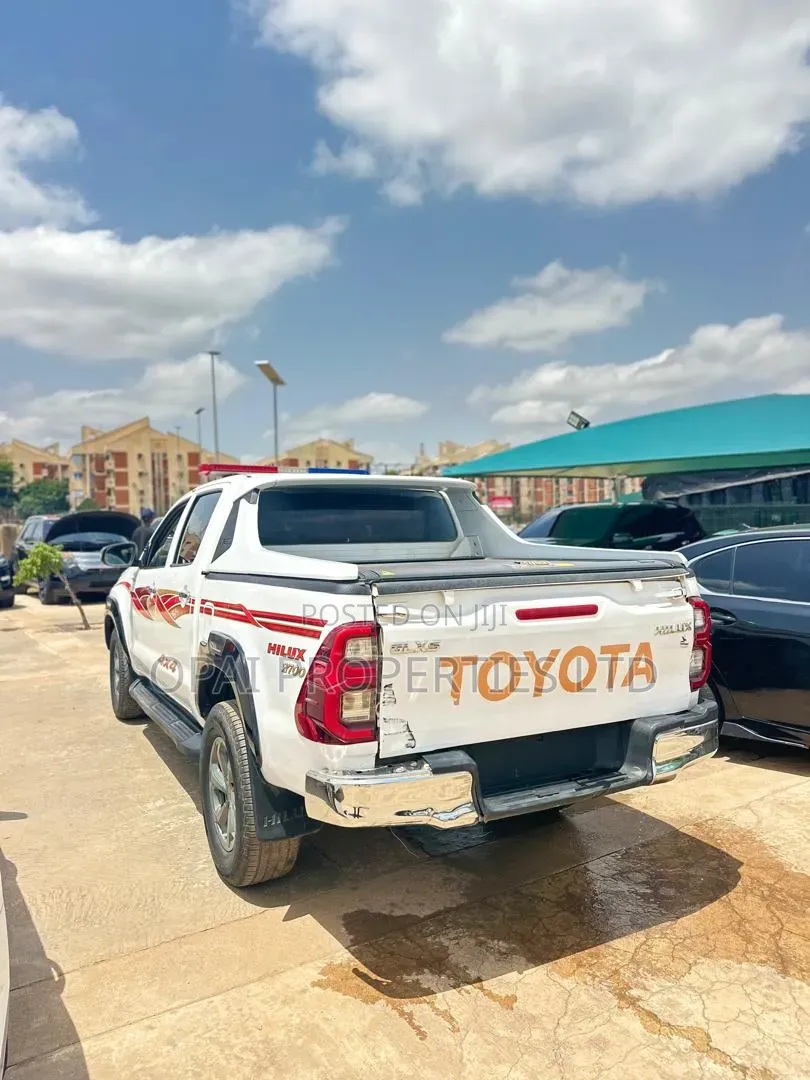 Toyota Hilux 2013 White