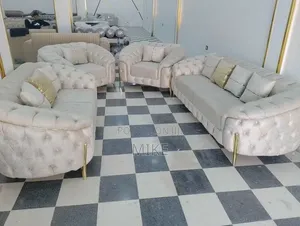 One Set of Chair With Quality Material Is Available for Sale