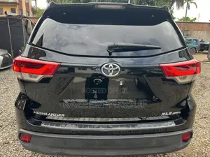 Toyota Highlander XLE 4x4 V6 (3.5L 6cyl 8A) 2018 Black