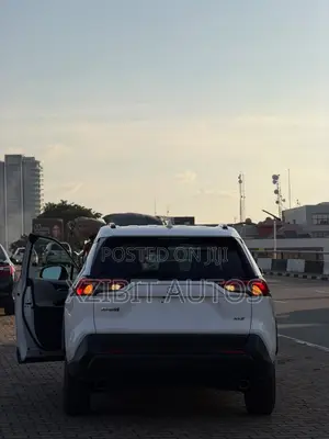Toyota RAV4 XLE Premium AWD 2020 White