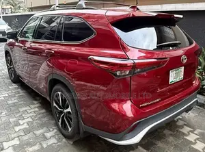 Toyota Highlander XSE 2021 Red