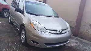 Toyota Sienna LE 2009 Gold