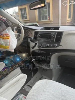 Toyota Sienna 2011 Red