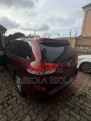 Toyota Sienna 2011 Red