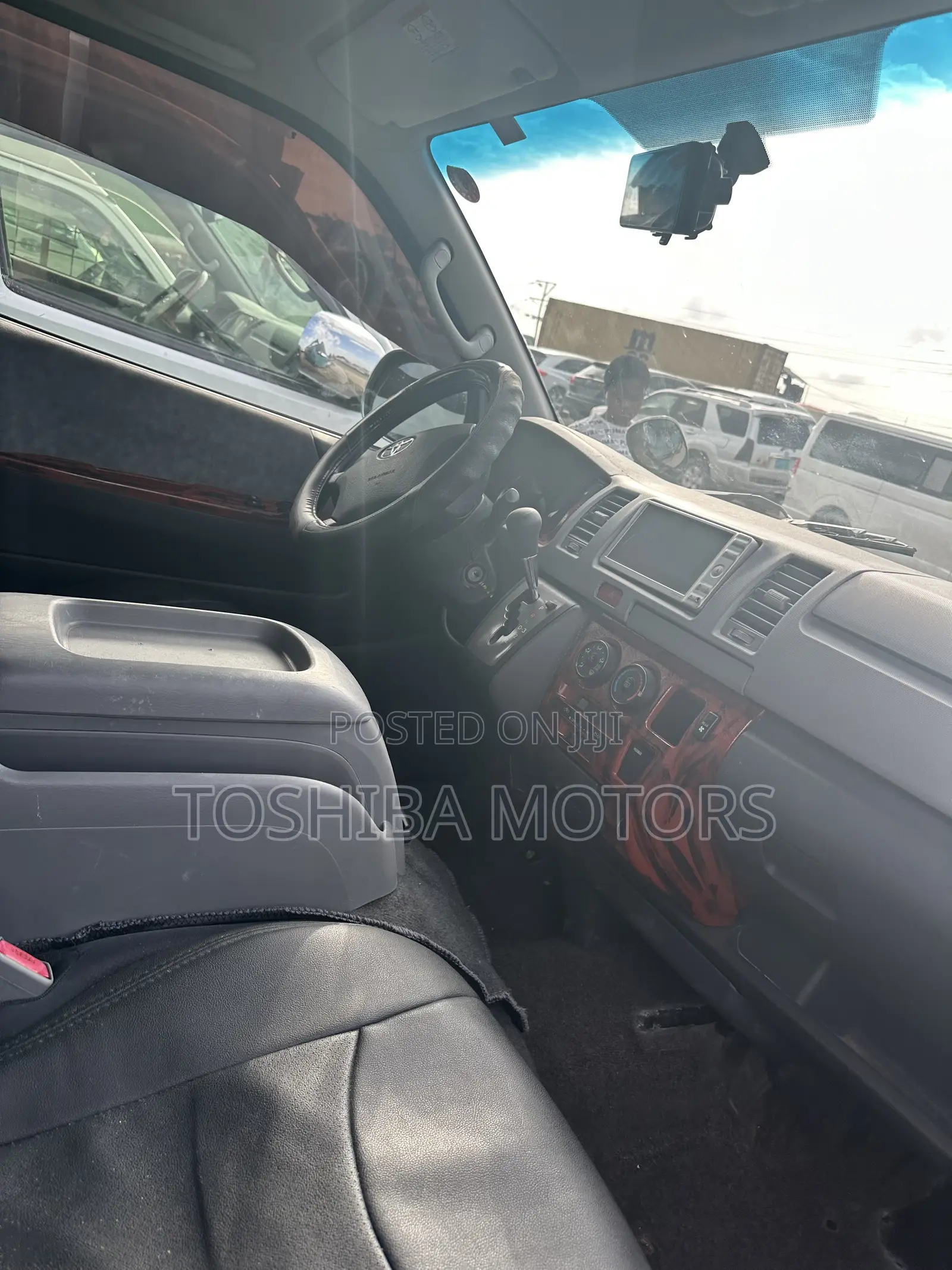 Toyota HiAce 2013 Black