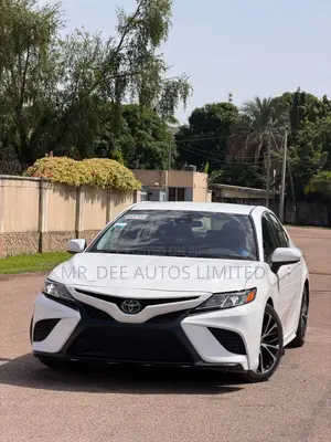 Toyota Camry SE (2.5L 4cyl 8A) 2019 White