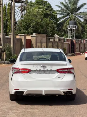 Toyota Camry SE (2.5L 4cyl 8A) 2019 White