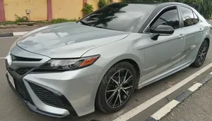 Toyota Camry SE 2022 Silver