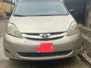 Toyota Sienna LE 2008 Gold