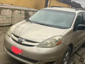 Toyota Sienna LE 2008 Gold