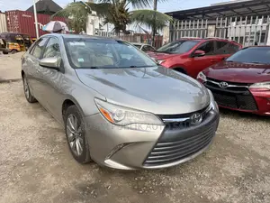 Toyota Camry XLE 4dr Sedan (2.5L 4cyl 6A) 2015 Gold