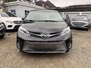 Toyota Sienna SE 8 Passenger (3.5L 6cyl 8A) 2017 Black