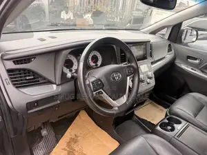 Toyota Sienna SE 8 Passenger (3.5L 6cyl 8A) 2017 Black