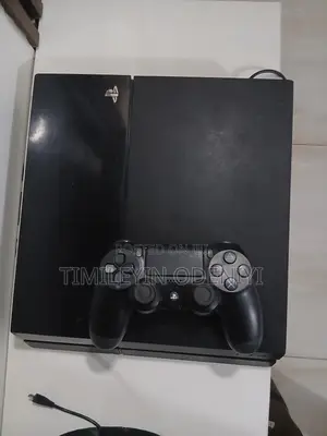 Hacked Ps4 With 9 Games and 1 Pad